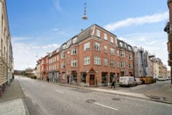 Facaden af butikken på lang afstand.